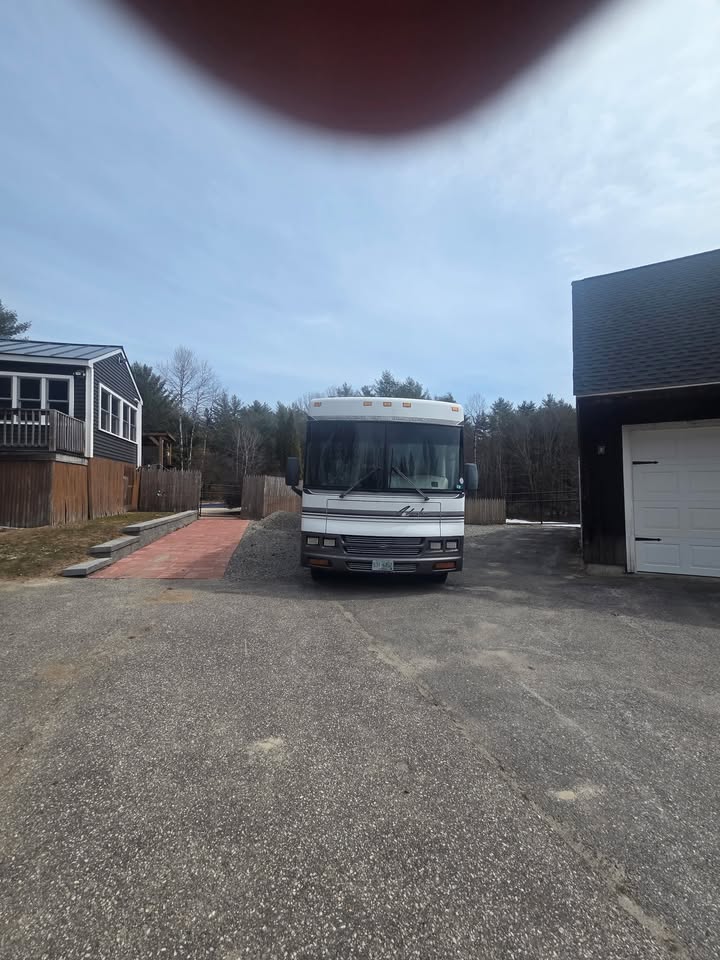 2001 Winnebago Adventurer Camper